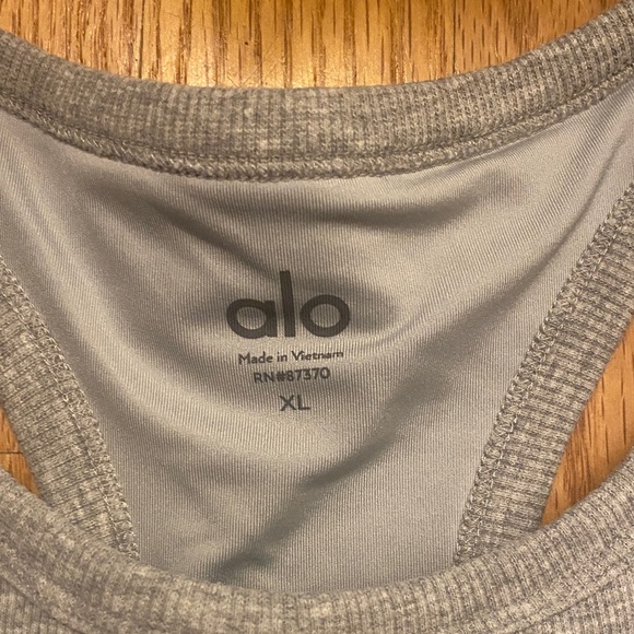 ALO Yoga Women's XL tank with built in bra - Picture 2 of 4